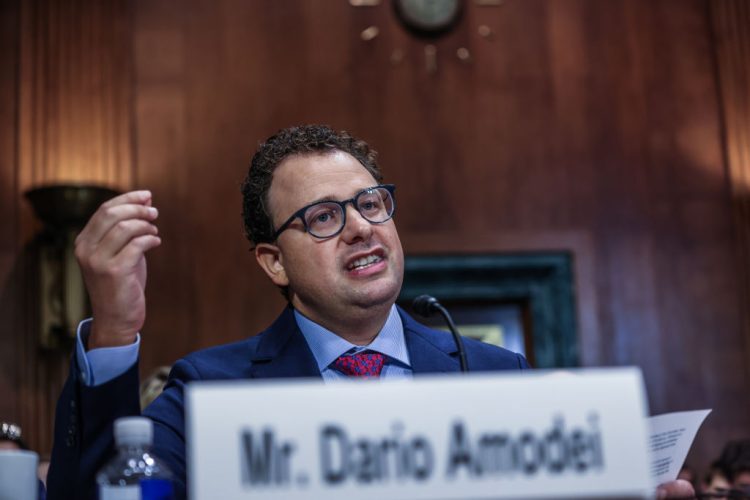 Szef Anthropic: Służby wywiadowcze polują na warte 100 mln dolarów tajemnice AI ukryte w kilku linijkach kodu