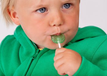 Wczesne słodkie przekąski nie kształtują diety maluchów – ważniejsze są posiłki rodzinne