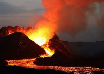 Jak Volcano rozwiązuje problemy związane z trenowaniem i działaniem dużych modeli językowych
