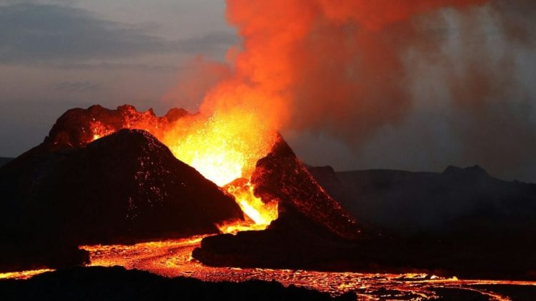 Jak Volcano rozwiązuje problemy związane z trenowaniem i działaniem dużych modeli językowych