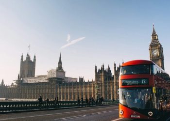 Jak Wielka Brytania kształtuje zasady korzystania z generatywnej sztucznej inteligencji