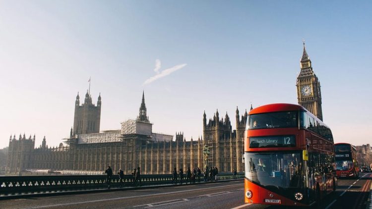 Jak Wielka Brytania kształtuje zasady korzystania z generatywnej sztucznej inteligencji