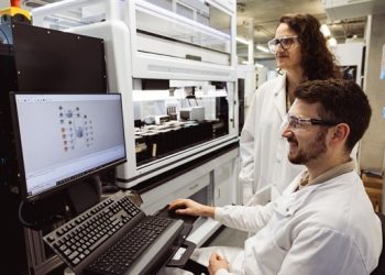 Przyspieszenie odkrywania nowoczesnych przeciwciał dzięki sztucznej inteligencji i eksperymentom wysokiej przepustowości