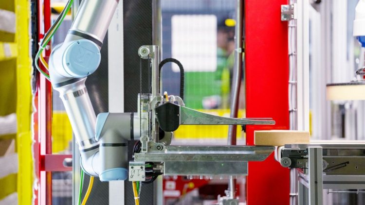 Amazon prezentuje nowego robota magazynowego z funkcją „dotyku”