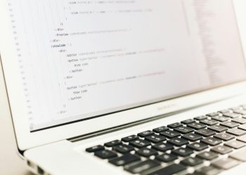 Jak Dawid pokonał Goliata – Dlaczego w tworzeniu agentów AI liczy się strategia, nie rozmiar