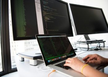 Lokalne czy w chmurze – jak wybrać odpowiednie środowisko developerskie?