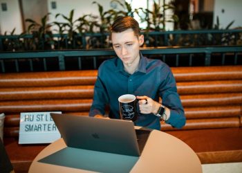 Nowa era sztucznej inteligencji w biznesie – narodziny rozumujących agentów