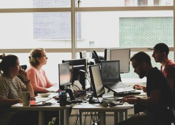 Nowe oblicze nieoficjalnego IT: jak modele językowe trafiają w niepowołane ręce