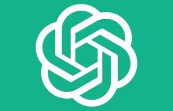 OpenAI wycofuje kontrowersyjną aktualizację GPT-4o po fali krytyki za przesadną uprzejmość