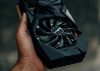 Przewodnik po wynajmie GPU i wydajności chmury dla sztucznej inteligencji