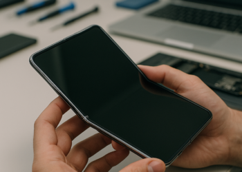 Według przecieku iPhone Fold może mieć zawias z ciekłego metalu.