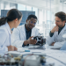 Naukowcy pracujący nad prototypem w nowoczesnym laboratorium