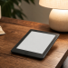 Kompaktowy czytnik e-booków przy lampce do czytania