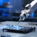 Robotyczne ramię precyzyjnie naprawiające płytkę elektroniczną w laboratorium