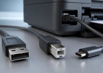 Porównanie złączy USB-A, USB-B i USB-C obok drukarki