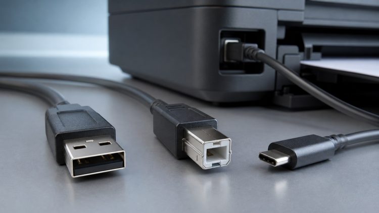 Porównanie złączy USB-A, USB-B i USB-C obok drukarki