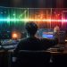 Producent tworzący dłuższy utwór muzyczny przy pomocy AI