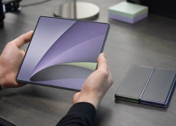 Składany smartfon otwierany jak książka podczas testów