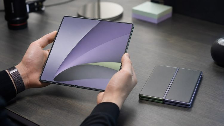 Składany smartfon otwierany jak książka podczas testów