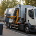 Nowoczesna śmieciarka opróżniająca pojemnik hydraulicznym ramieniem