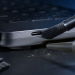Port USB-C laptopa czyszczony miękką szczoteczką i sprężonym powietrzem