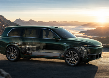 Zielony siedmioosobowy SUV EREV z widocznym napędem na górskiej przełęczy