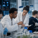 Młodzi naukowcy wspólnie pracujący w nowoczesnym interdyscyplinarnym laboratorium