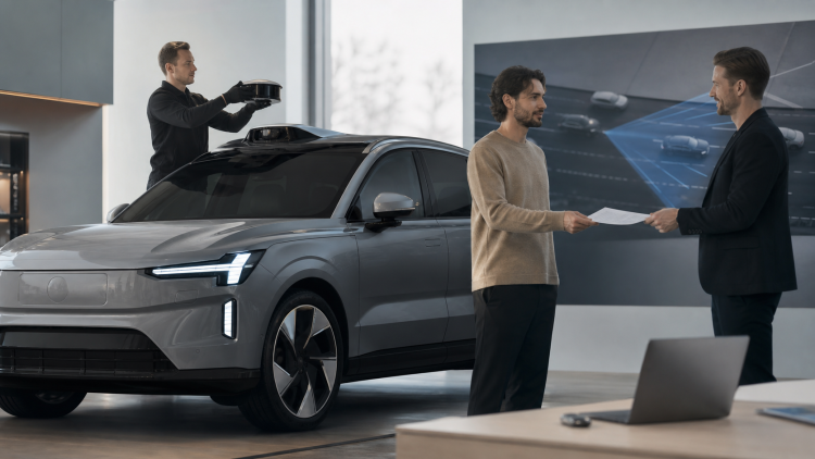 Elektryczny SUV w salonie podczas demontażu czujnika LiDAR i przekazania rekompensaty klientowi