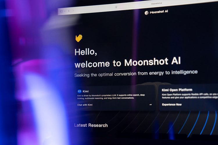 Informacje o czacie Kimi od Moonshot AI na ekranie komputera
