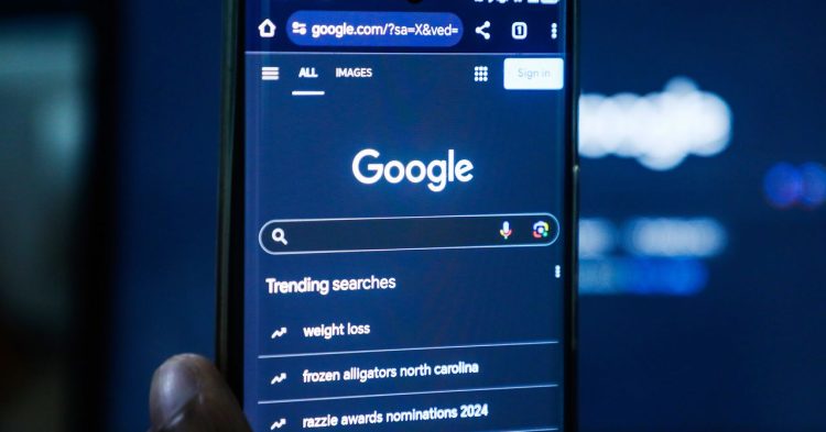 Eksperci Google ostrzegają przed ryzykiem kradzieży danych wyszukiwania po zmianie przepisów UE