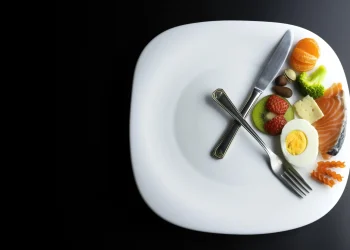Post przerywany pomaga utrzymać wagę przez rok