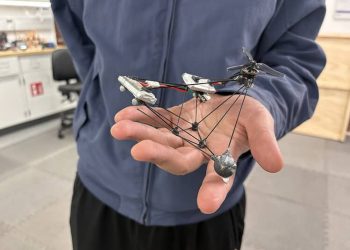 Ten dziwny dron wiruje tak szybko że staje się niewidoczny