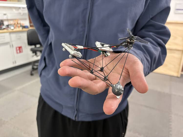 Ten dziwny dron wiruje tak szybko że staje się niewidoczny