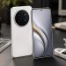 Huawei Pura 90s Pro Max z akcesoriami na biurku redakcyjnym