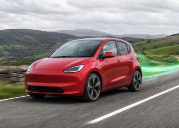 Kompaktowy elektryczny Nissan Micra EV podczas drogowego testu zasięgu