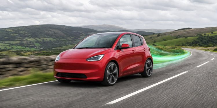 Kompaktowy elektryczny Nissan Micra EV podczas drogowego testu zasięgu