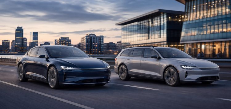 Elektryczny sedan i kombi na amerykańskiej ulicy, wizualizacja planów Volvo