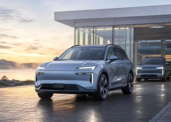 Elektryczny SUV Volvo EX60 opuszcza nowoczesne centrum wydawania samochodów w Szwecji