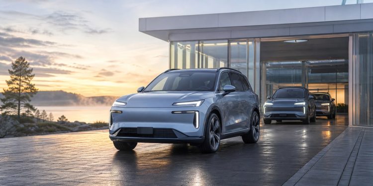 Elektryczny SUV Volvo EX60 opuszcza nowoczesne centrum wydawania samochodów w Szwecji