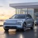 Elektryczny SUV Volvo EX60 opuszcza nowoczesne centrum wydawania samochodów w Szwecji